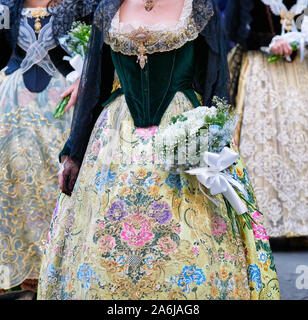 Dettaglio del de anteriore di una donna abito fallera,durante la sfilata della corona in Fallas Festival di valencia,Spagna.ricamato floreale Foto Stock