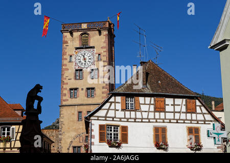 RIBEAUVILLE, Francia, 14 Ottobre 2019 : vecchia torre dei macellai nella città medievale. Ribeauvillé è in parte circondata da antiche mura, e ha molte pict Foto Stock