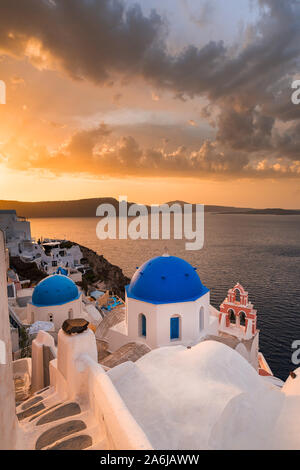 Sunrise colorati in Oia sull'isola di Santorini, Grecia Foto Stock