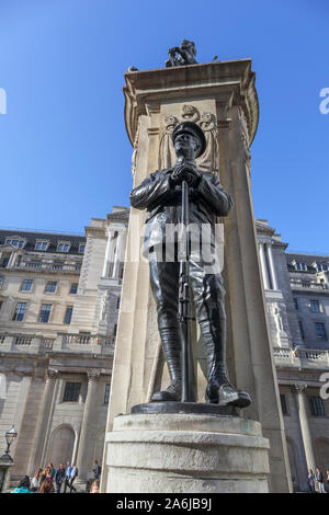 Statua di un soldato di fanteria sulle truppe di Londra War Memorial situato al di fuori della Royal Exchange di fronte alla Bank of England, City of London EC3 Foto Stock