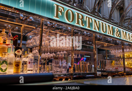 Tempo libero in città dopo il lavoro: ben fornita di Fortnum & Mason wine bar con segnale illuminato e il nome interno del Royal Exchange, City of London EC3 Foto Stock