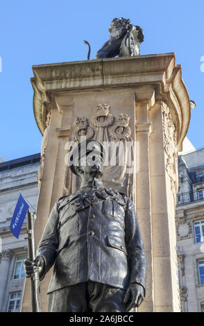 Statua di bronzo di un soldato di artiglieria sulle truppe di Londra War Memorial situato al di fuori della Royal Exchange, Cornhill City of London EC3 Foto Stock