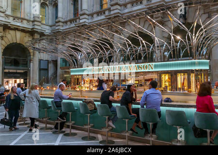 Tempo libero in città dopo il lavoro: ben fornita di Fortnum & Mason wine bar con segnale illuminato e il nome interno del Royal Exchange, City of London EC3 Foto Stock