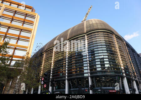 Pannelli curvati di oscuramento solare (brise soleil) su Walbrook Building, Walbrook and Cannon Street, London EC4 e Bloomberg Building Foto Stock