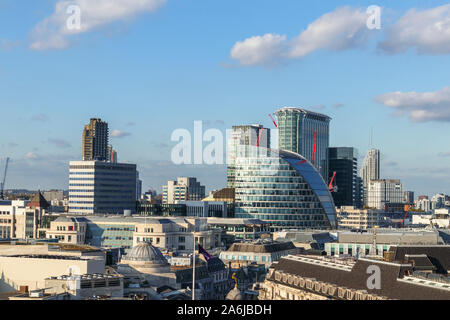 Vista dello Skyline di moderni edifici tra cui Moor House su London Wall e CityPoint in Ropemaker Street, City of London financial district, CE2 Foto Stock