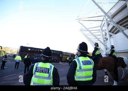 Swansea, Regno Unito. 27 ott 2019. Cardiff City tifosi arrivano su pullman.EFL Skybet partita in campionato, Swansea City v Cardiff city al Liberty Stadium di Swansea, Galles del Sud domenica 27 ottobre 2019. Questa immagine può essere utilizzata solo per scopi editoriali. Solo uso editoriale, è richiesta una licenza per uso commerciale. Nessun uso in scommesse, giochi o un singolo giocatore/club/league pubblicazioni. pic da Andrew Orchard/Andrew Orchard fotografia sportiva/Alamy Live news Credito: Andrew Orchard fotografia sportiva/Alamy Live News Foto Stock