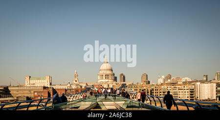 Londra, UK, 26 Febbraio 2019: pedoni sono a piedi oltre il Millennium Bridge, St. Paul' s Cathedral oltre Foto Stock