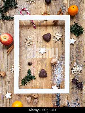 Copia dello spazio vuoto, telaio di carta sul tavolo in legno con decorazione di Natale, inverno, sfondo Foto Stock