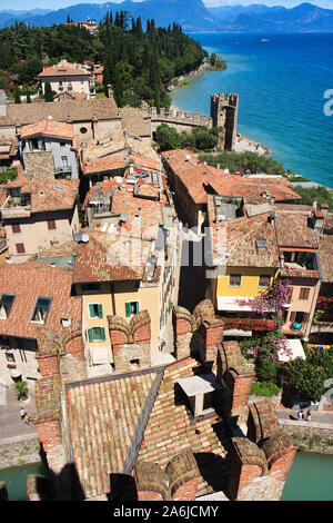 Vista aerea dal castello Scaligero sul lago di Garda e la città di Sirmione, Italia Foto Stock