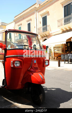 Gallipoli, Puglia, Italia - 28 Giugno 2019: Un Ape Calessino (Ape Calessino), il piccolo veicolo Piaggio, trasporto di turisti come esso circola nei vicoli Foto Stock