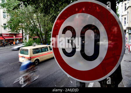 Berlino, Germania. Il 15 agosto, 2019. Una nuova velocità-30 segno si blocca su Sonnenallee nel quartiere Neukölln, mentre i veicoli di passaggio. Credito: Paolo Zinken/dpa/Alamy Live News Foto Stock