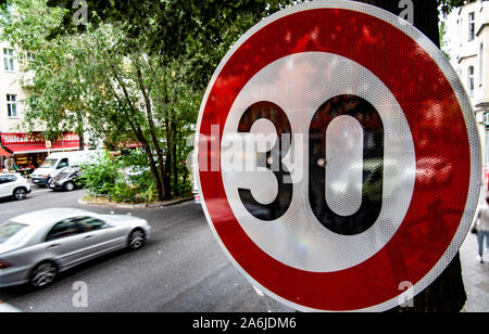 Berlino, Germania. Il 15 agosto, 2019. Una nuova velocità-30 segno si blocca su Sonnenallee nel quartiere Neukölln, mentre i veicoli di passaggio. Credito: Paolo Zinken/dpa/Alamy Live News Foto Stock