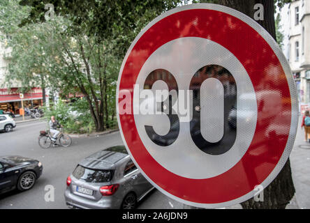 Berlino, Germania. Il 15 agosto, 2019. Un nuovo ritmo-30 segno si blocca su Sonnenallee nel quartiere Neukölln, mentre i veicoli passano da sulla strada. Credito: Paolo Zinken/dpa/Alamy Live News Foto Stock