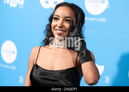 West Hollywood, Stati Uniti d'America. 26 ott 2019. WEST HOLLYWOOD, Los Angeles, California, Stati Uniti d'America - 26 ottobre: cantante Tinashe arriva al 7° UNICEF Masquerade Ball 2019 tenutasi a Kimpton La Peer Hotel il 26 ottobre 2019 in West Hollywood, Los Angeles, California, USA. (Foto di Xavier COLLIN/Image Press Agency) Credito: Image Press Agency/Alamy Live News Foto Stock