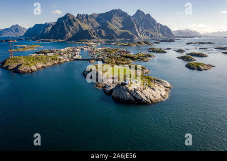 Henningsvaer Lofoten è un arcipelago nella contea del Nordland, Norvegia. È noto per un caratteristico paesaggio con sensazionali montagne e picchi, open s Foto Stock