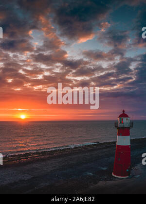 Westkapelle landmark faro al tramonto. Riprese aeree. Foto Stock