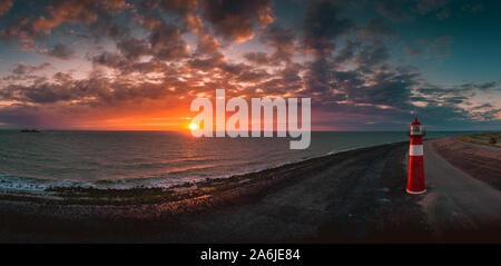 Westkapelle landmark faro al tramonto. Riprese aeree. Foto Stock