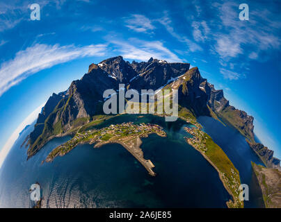 Mini pianeta Lofoten è un arcipelago nella contea del Nordland, Norvegia. È noto per un caratteristico paesaggio con sensazionali montagne e picchi, aprire se Foto Stock