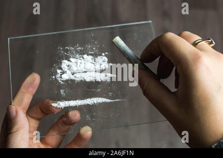 La cocaina o la velocità in una linea. addict con euro bill per sbuffare, abuso di stupefacenti concetto close-up Foto Stock