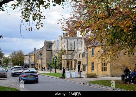 Esterno del Lygon Arms del XVI secolo il coaching hotel, High Street Broadway Worcestershire Inghilterra REGNO UNITO Foto Stock