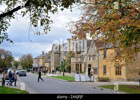 Esterno del Lygon Arms del XVI secolo il coaching hotel, High Street Broadway Worcestershire Inghilterra REGNO UNITO Foto Stock