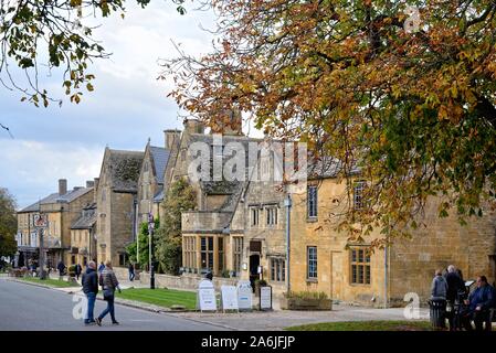 Esterno del Lygon Arms del XVI secolo il coaching hotel, High Street Broadway Worcestershire Inghilterra REGNO UNITO Foto Stock