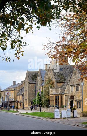 Esterno del Lygon Arms del XVI secolo il coaching hotel, High Street Broadway Worcestershire Inghilterra REGNO UNITO Foto Stock