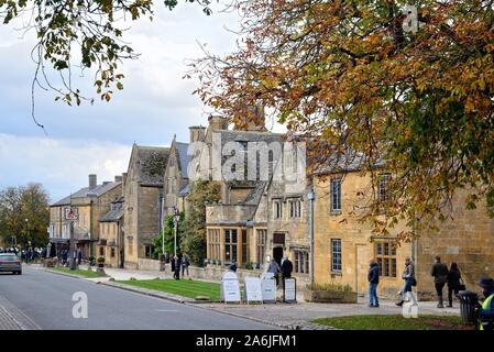 Esterno del Lygon Arms del XVI secolo il coaching hotel, High Street Broadway Worcestershire Inghilterra REGNO UNITO Foto Stock