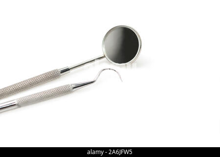 Specchio dentale e pick isolato su sfondo bianco con copia spazio. Foto Stock