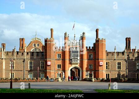L'ingresso al Palazzo di Hampton Court su una soleggiata giornata autunnale, Hampton Court West London Inghilterra England Regno Unito Foto Stock
