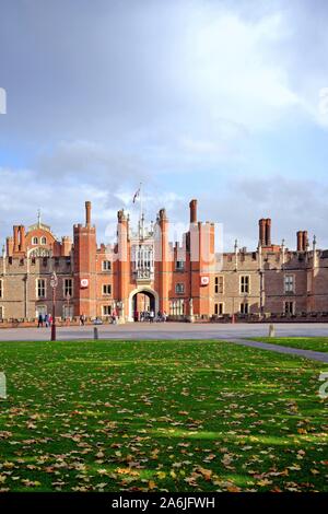 L'ingresso al Palazzo di Hampton Court su una soleggiata giornata autunnale, Hampton Court West London Inghilterra England Regno Unito Foto Stock