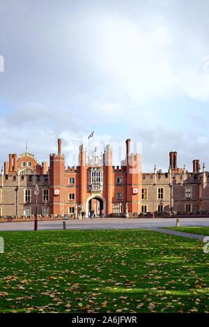 L'ingresso al Palazzo di Hampton Court su una soleggiata giornata autunnale, Hampton Court West London Inghilterra England Regno Unito Foto Stock