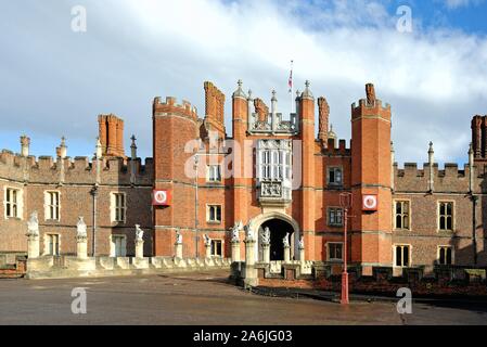 L'ingresso al Palazzo di Hampton Court su una soleggiata giornata autunnale, Hampton Court West London Inghilterra England Regno Unito Foto Stock