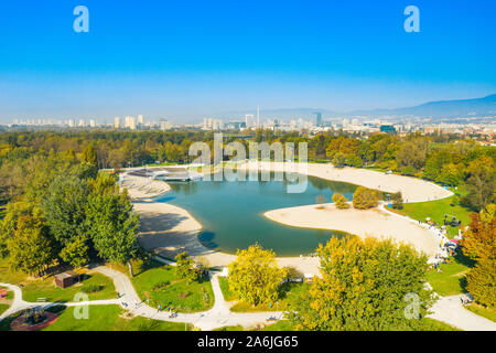 Il bel lago Bundek nel parco in autunno a Zagabria in Croazia, vista aerea da fuco Foto Stock