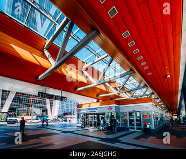 Madrid, Spagna - Ott 26, 2019: pendolari alla stazione della metropolitana Plaza Castilla, Madrid, Spagna - ampio angolo Foto Stock