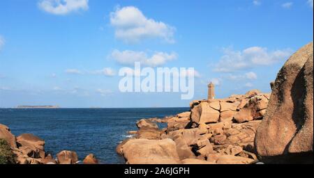 Villaggio Ploumanach paesaggio in Perros Guirec sulla Costa di Granito Rosa, Bretagna Francia Foto Stock