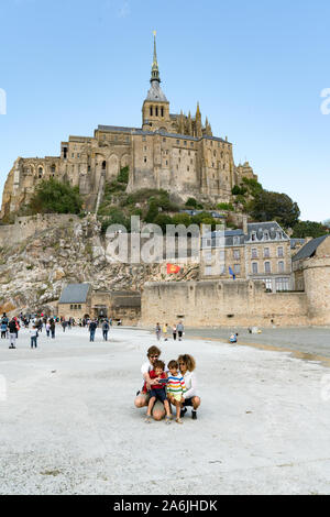 Le Mont Saint Michel, Manche / Francia - 18 agosto 2019: tenendo selfies davanti di Le Mont Saint Michel Foto Stock