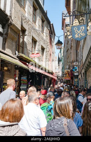 Le Mont Saint Michel, Manche / Francia - 18 agosto 2019: il trasporto con autobus per i turisti che visitano il famoso Mont Saint Michel in Francia Foto Stock