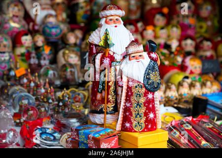 Vendita di figure di Padri di gelo (Ded Moroz) in un negozio di souvenir sulla Piazza Rossa di Mosca per la vigilia di Capodanno, Russia Foto Stock