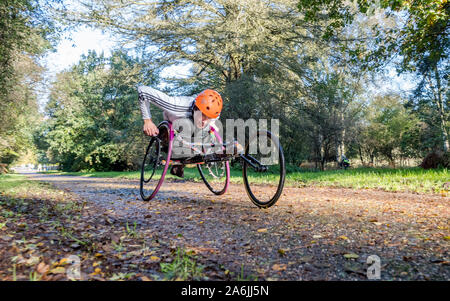Nottingham, Regno Unito. 27 ott 2019. Corridori partecipanti in Worksop Halloween mezza maratona, noto anche come "la scenic uno' perché parte della maratona attraversa la splendida ambientazione di Clumber Park gode di una posizione soleggiata e luminosa autunno condizioni dopo diversi giorni di bagnato e tempo piovoso. Credito: Alan Keith Beastall/Alamy Live News Foto Stock
