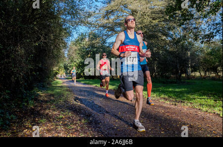 Nottingham, Regno Unito. 27 ott 2019. Corridori partecipanti in Worksop Halloween mezza maratona, noto anche come "la scenic uno' perché parte della maratona attraversa la splendida ambientazione di Clumber Park gode di una posizione soleggiata e luminosa autunno condizioni dopo diversi giorni di bagnato e tempo piovoso. Credito: Alan Keith Beastall/Alamy Live News Foto Stock
