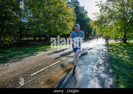 Nottingham, Regno Unito. 27 ott 2019. Corridori partecipanti in Worksop Halloween mezza maratona, noto anche come "la scenic uno' perché parte della maratona attraversa la splendida ambientazione di Clumber Park gode di una posizione soleggiata e luminosa autunno condizioni dopo diversi giorni di bagnato e tempo piovoso. Credito: Alan Keith Beastall/Alamy Live News Foto Stock