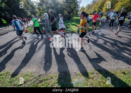 Nottingham, Regno Unito. 27 ott 2019. Corridori partecipanti in Worksop Halloween mezza maratona, noto anche come "la scenic uno' perché parte della maratona attraversa la splendida ambientazione di Clumber Park gode di una posizione soleggiata e luminosa autunno condizioni dopo diversi giorni di bagnato e tempo piovoso. Credito: Alan Keith Beastall/Alamy Live News Foto Stock