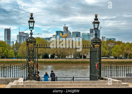 Londra Old Royal Naval College di Greenwich persone che guardano verso Canary Wharf skyline attraverso il Collegio Navale porta acqua Foto Stock