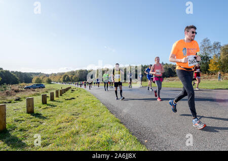 Nottingham, Regno Unito. 27 ott 2019. Corridori partecipanti in Worksop Halloween mezza maratona, noto anche come "la scenic uno' perché parte della maratona attraversa la splendida ambientazione di Clumber Park gode di una posizione soleggiata e luminosa autunno condizioni dopo diversi giorni di bagnato e tempo piovoso. Credito: Alan Keith Beastall/Alamy Live News Foto Stock