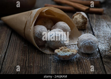 Fori di ciambella in marrone cono in carta Foto Stock