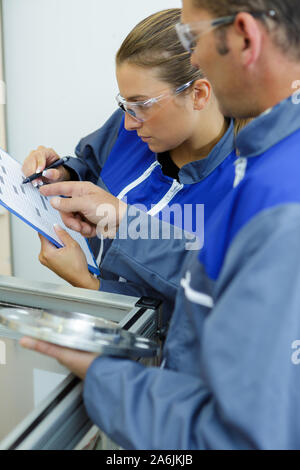 Ritratto di un saldatore femmina apprendista Foto Stock