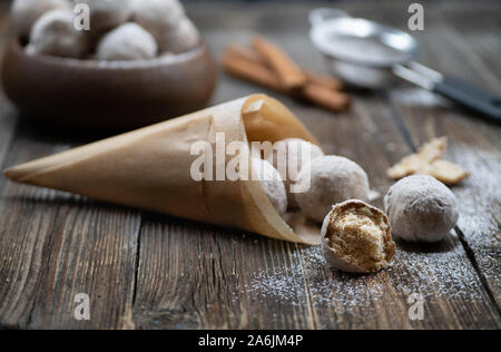 Fori di ciambella in marrone cono in carta Foto Stock