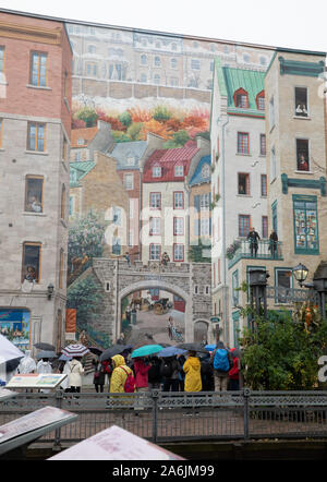 Persone ammirano l'occhio ingannando murale di Quebec City, La Fresque des Québécois in Quebec City, in Canada durante la caduta Foto Stock