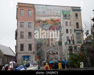 Persone ammirano l'occhio ingannando murale di Quebec City, La Fresque des Québécois in Quebec City, in Canada durante la caduta Foto Stock
